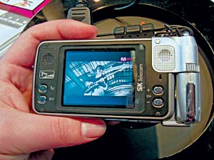 К 2009 году доля пользователей мобильных телефонов, просматривающих телепередачи, составит во всем мире 30%.Фото автора