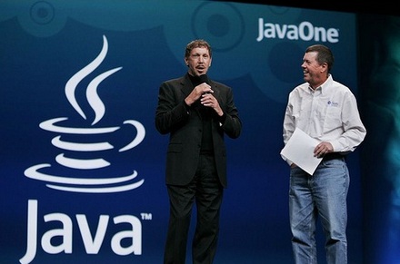 CEO Oracle Лари Элиссону (в центре) придется подождать с покупкой